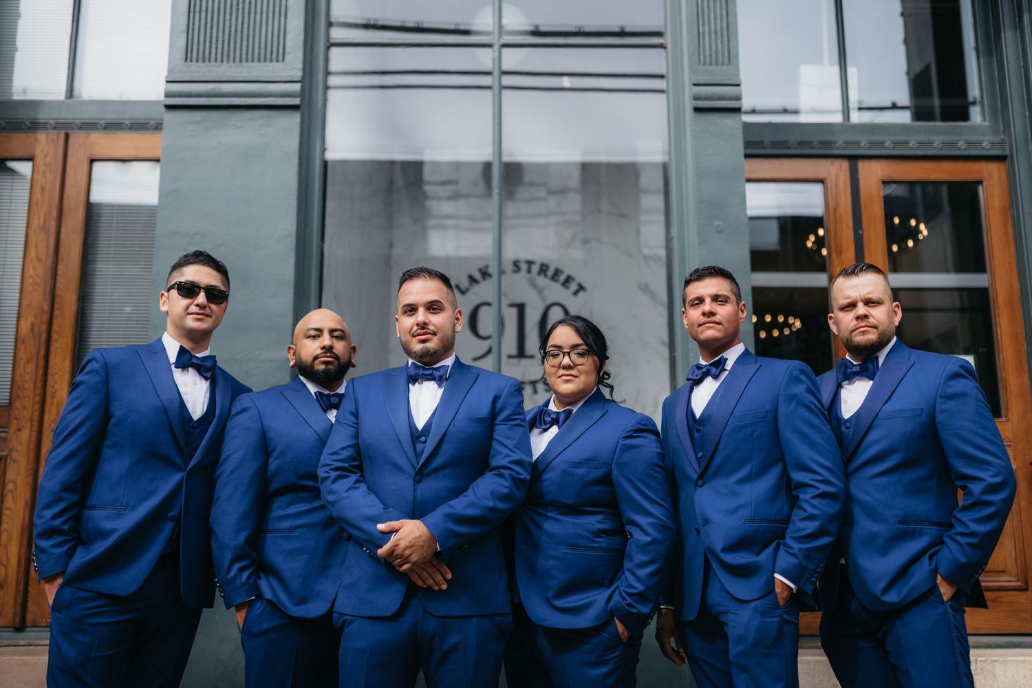 bridal party groom groomsmen groomswoman suits tuxes tuxedo chicago downtown group photo