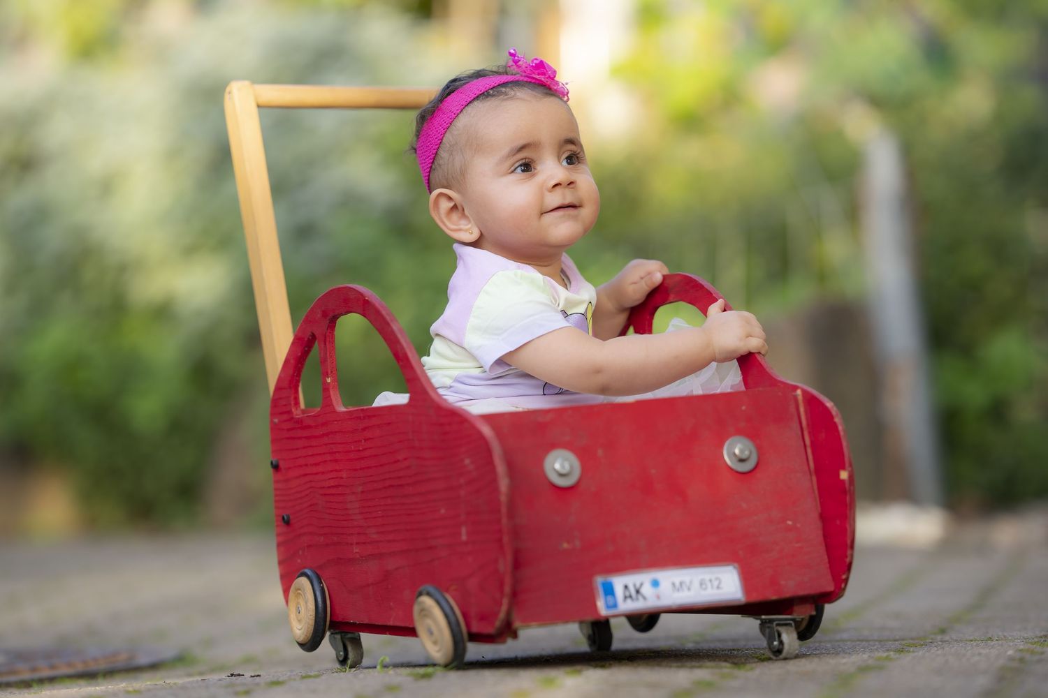 Baby im Holz Auto und Haarband