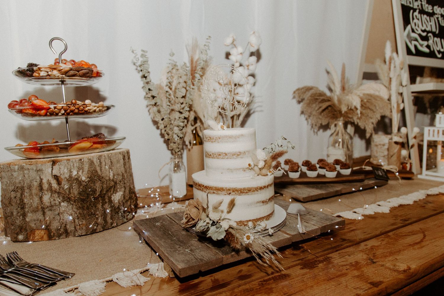 stunning table setup for the wedding cake