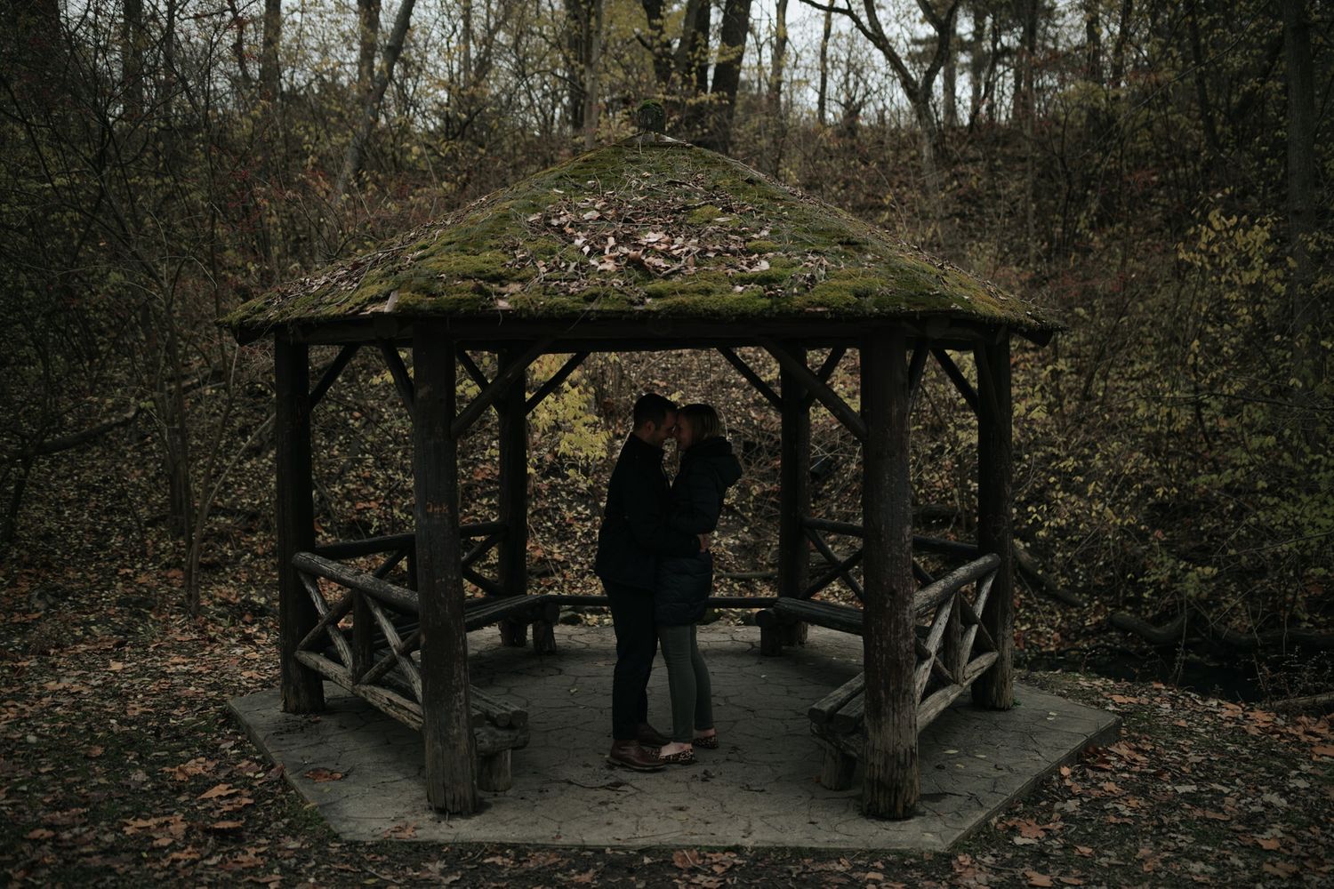 Couple-hugging-in-gazebo