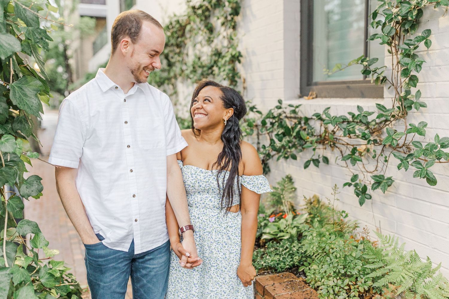 OLD TOWN ALEXANDRIA VIRGINIA ENGAGEMENT PICTURES BRICK GREENERY