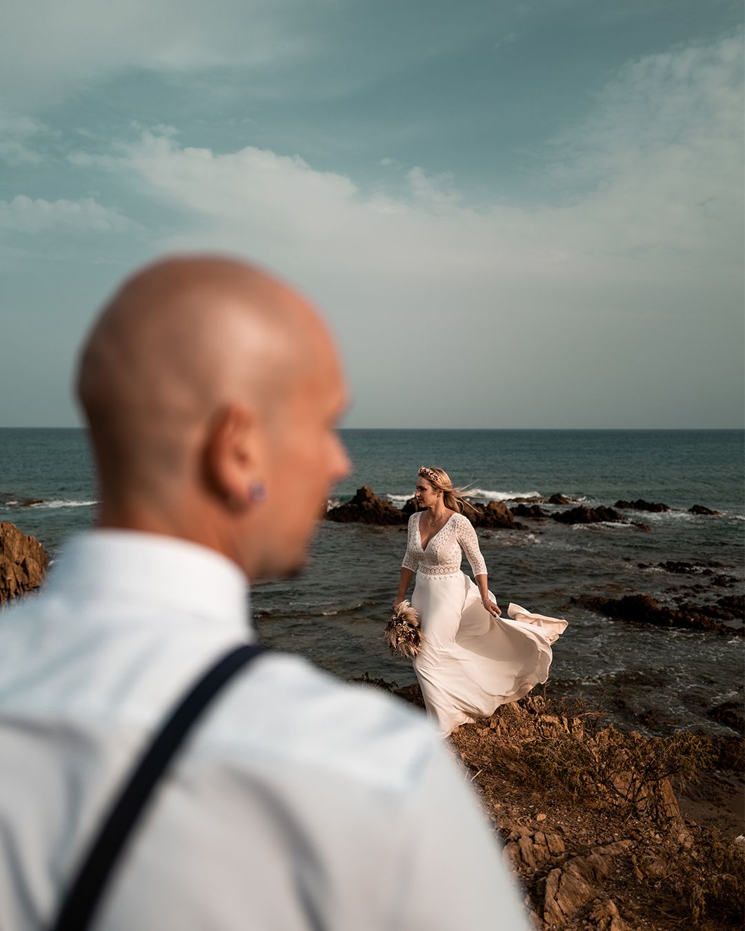 Glückliches Brautpaar bei einer Strandhochzeit am Meer fotografiert von Fabio Marras