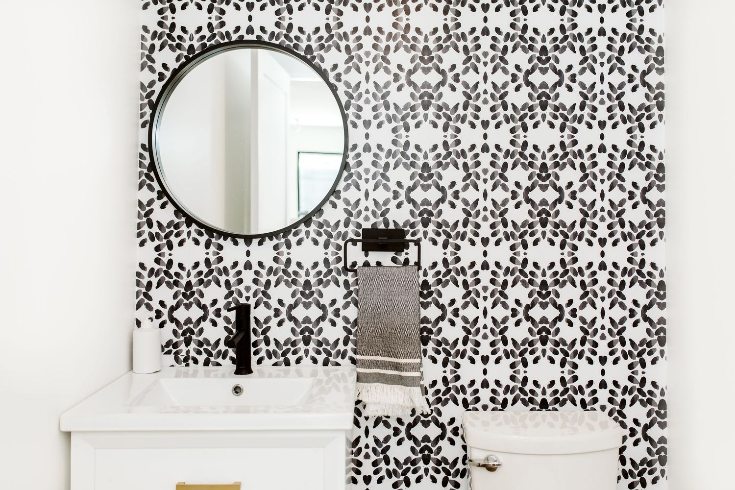 Bathroom. Unique wallpaper and layout