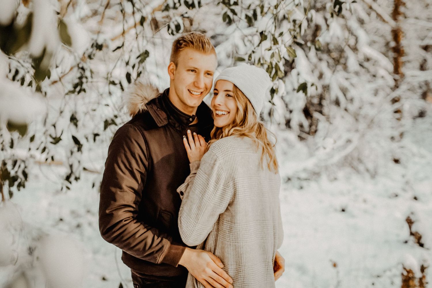 Bild und Testimonial Hannah und Eric im verschneiten Park - Jule Christoffers - Hochzeitsfotografie aus Oldenburg