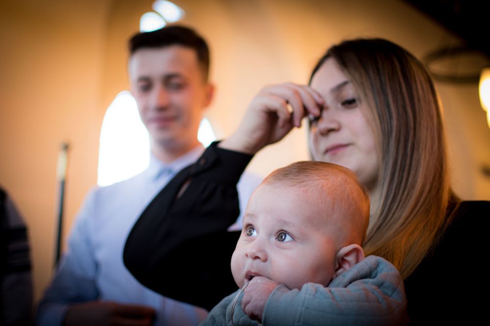 Nasa si fin in biserica slujba botez. Fotograf profesionist de botez in București si toată România. Preț mic, albume foto botez.