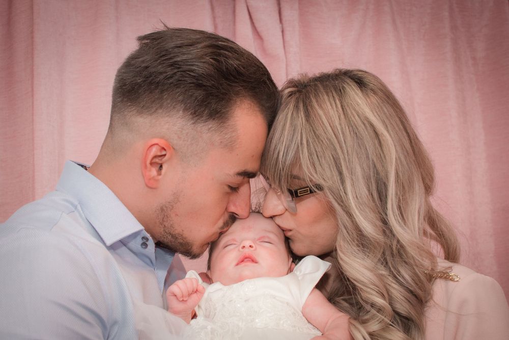 Moment intim de familie după botez. Fotograf profesionist de botez in București si toată România. Preț mic, albume foto botez.