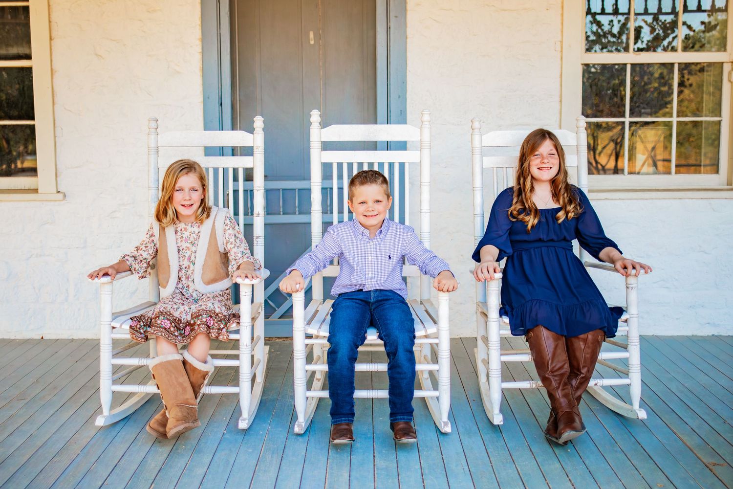 San Antonio kids posed on rocking chairs for family portraits.