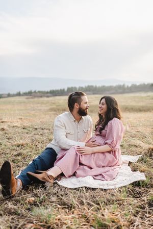 Castle Rock maternity and family photographer. Maternity photo session in Castle Rock Colorado. Pregnancy announcement photo session