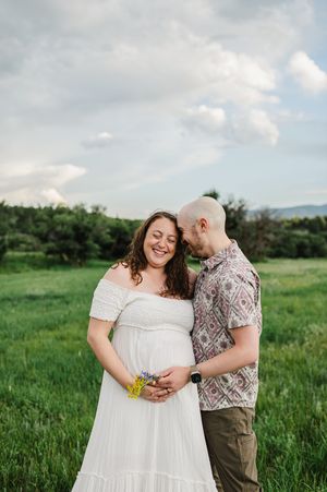 Castle Rock maternity and family photographer. Maternity photo session in Castle Rock Colorado. Pregnancy announcement photo session
