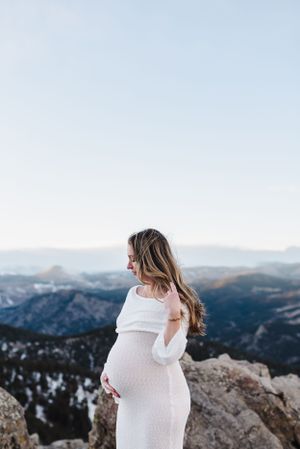 mountain maternity photo shoot in Boulder Colorado. mountain pregnancy photo shoot in Colorado. Denver Colorado maternity photographer.