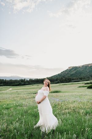 Castle Rock maternity and family photographer. Maternity photo session in Castle Rock Colorado. Pregnancy announcement photo session
