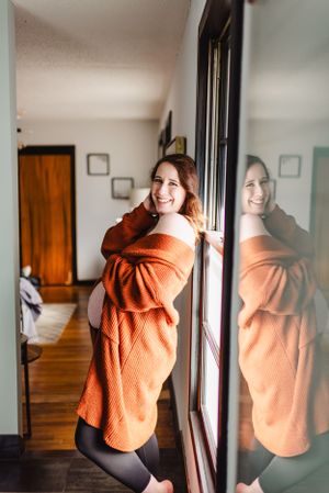 cozy in home maternity photographer in Parker Colorado. Parker colorado maternity, newborn and family photographer. Colorado maternity photo