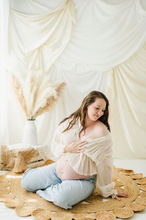 Studio maternity photo shoot in Denver Colorado. Boho maternity photographer for in studio photo shoot. Colorado maternity photographer