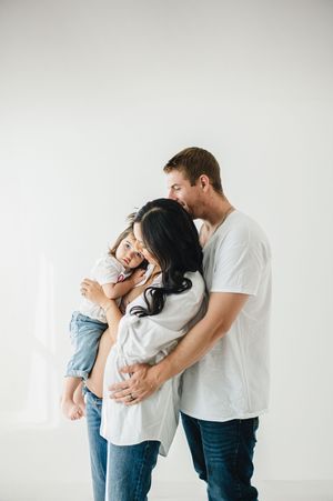Studio maternity photographer in Centennial Colorado. Colorado maternity photographer in studio and outdoors. maternity and family photos