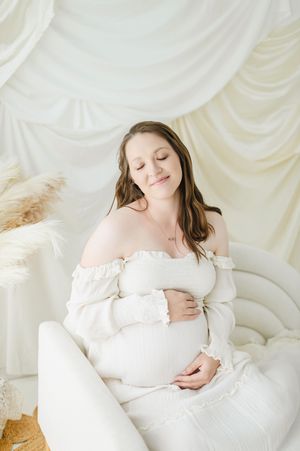Studio maternity photo shoot in Denver Colorado. Boho maternity photographer for in studio photo shoot. Colorado maternity photographer