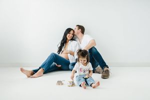 Studio maternity photographer in Centennial Colorado. Colorado maternity photographer in studio and outdoors. Family and maternity photos