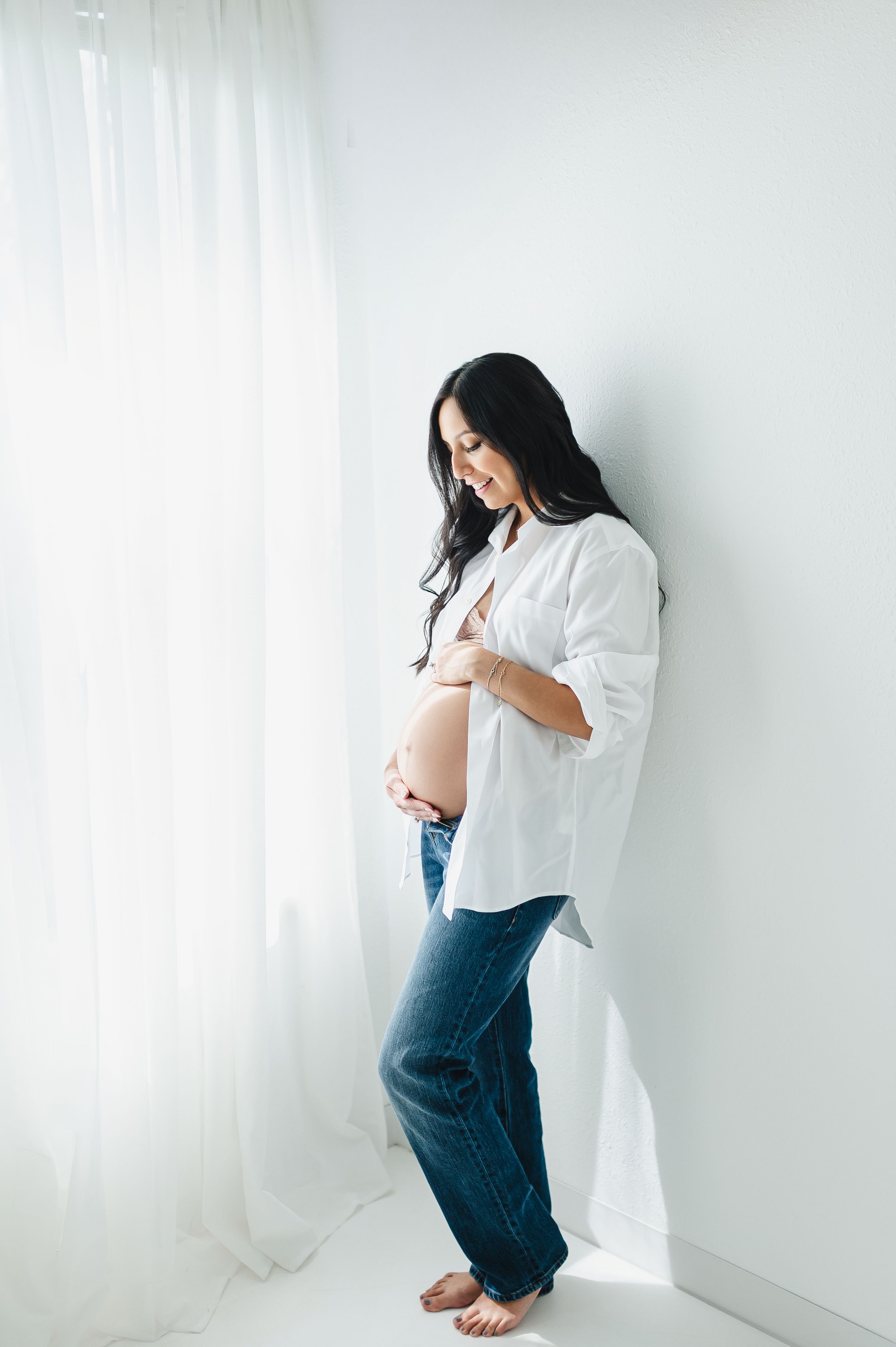 Studio maternity photographer in Centennial Colorado. Colorado maternity photographer in studio and outdoors. Boudoir maternity photo shoot