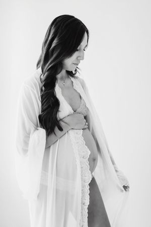 Studio maternity photographer in Centennial Colorado. Colorado maternity photographer in studio and outdoors. Boudoir maternity photo shoot