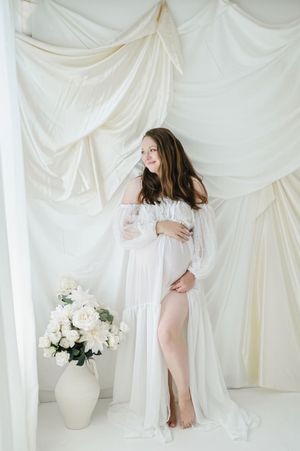 Studio maternity photo shoot in Denver Colorado. Boho maternity photographer for in studio photo shoot. Colorado maternity photographer
