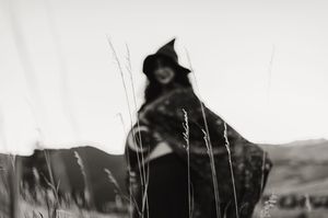 Boulder Maternity photographer for outdoor photo session. Fall maternity photographer in Boulder Colorado