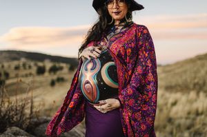 Boulder Maternity photographer for outdoor photo session. Fall maternity photographer in Boulder Colorado