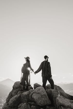 Boulder Maternity photographer for outdoor photo session. Fall maternity photographer in Boulder Colorado