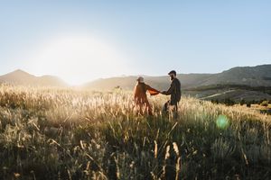 Boulder Maternity photographer for outdoor photo session. Fall maternity photographer in Boulder Colorado