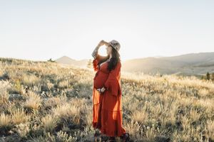 Boulder Maternity photographer for outdoor photo session. Fall maternity photographer in Boulder Colorado