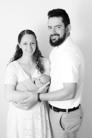 newborn and family photos by Samantha Ann photography studio Swansboro near Jacksonville Havelock hubert. maternity studio photographer.