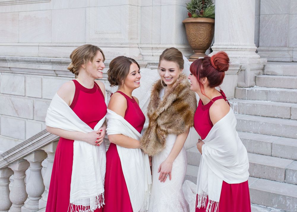 Bridal party photo at St. PauI wedding, capturing fun, candid moments with bridesmaids and groomsmen in a relaxed outdoor setting.