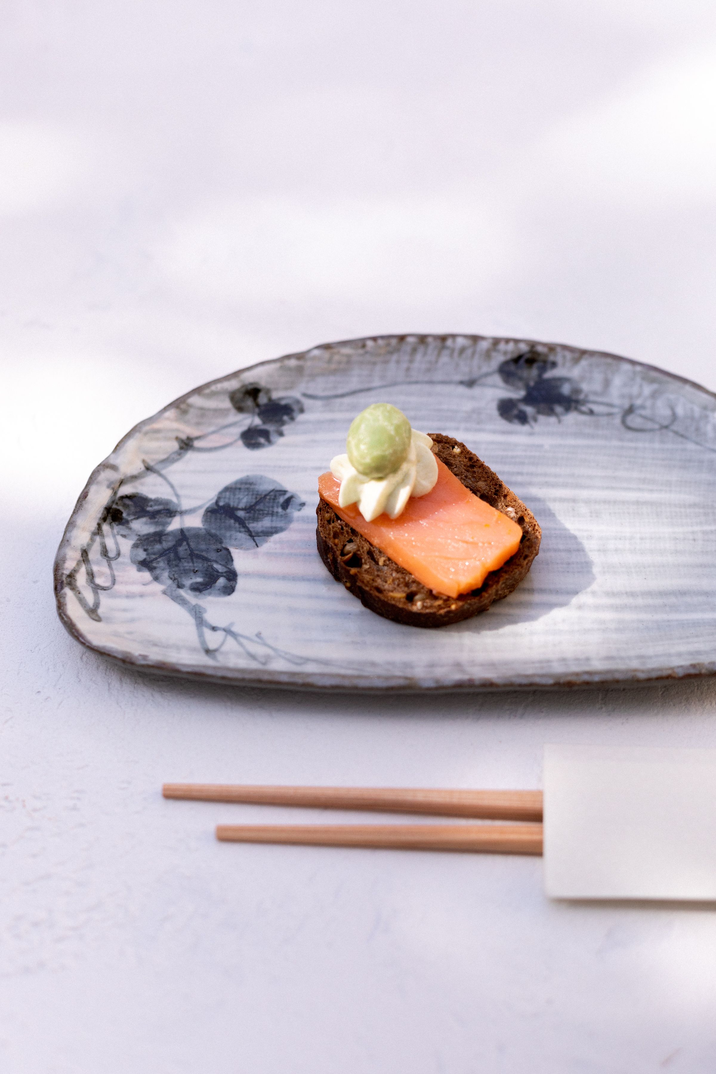 Photographe culinaire – mise en scene d'un plat avec baguettes