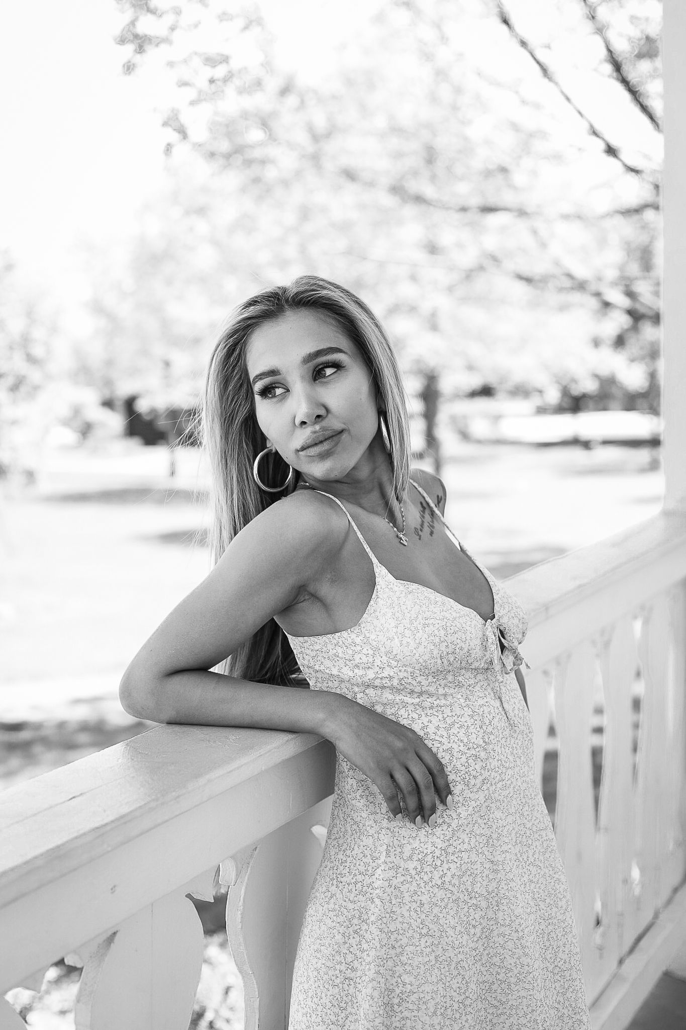 black and white portrait of a woman. portrait photographer in schaumburg, il