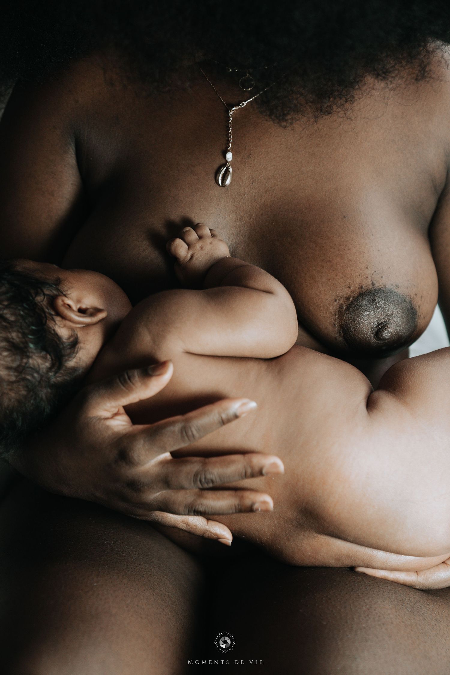 Photographie fine art de grossesse, mains sur le ventre rond