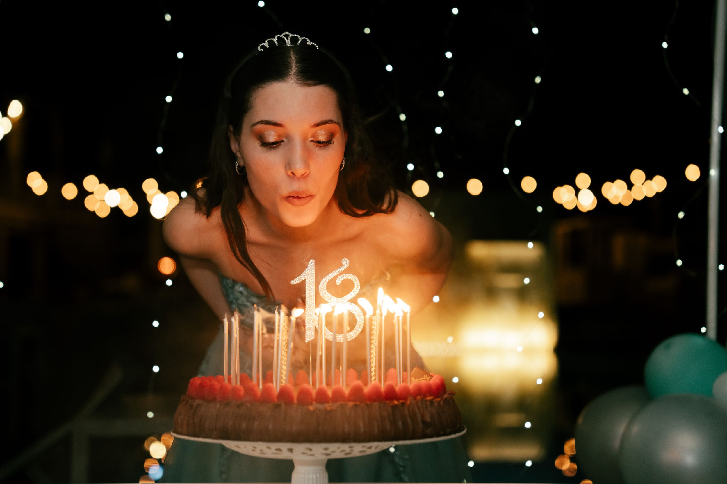Ragazza giovane che celebra il suo diciottesimo  compleanno con la torta e le candele a Carrara in Toscana