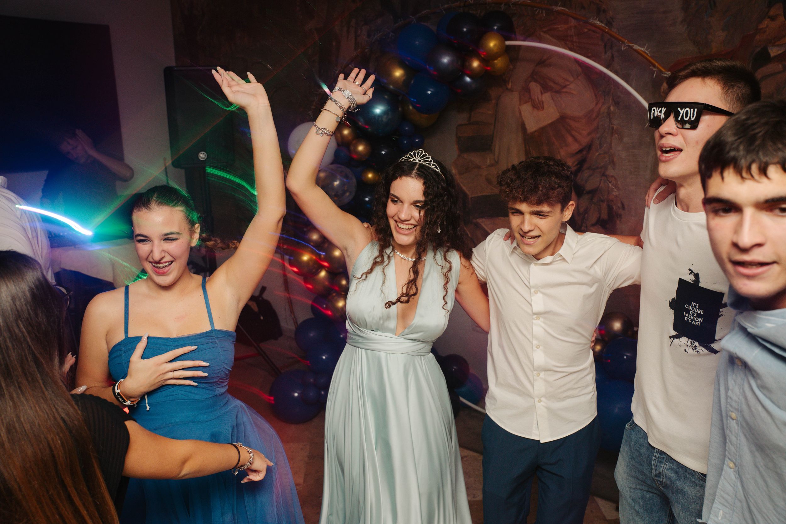 Party con ragazzi che ballano per un diciottesimo all'interno di un hotel a Lerici in Liguria