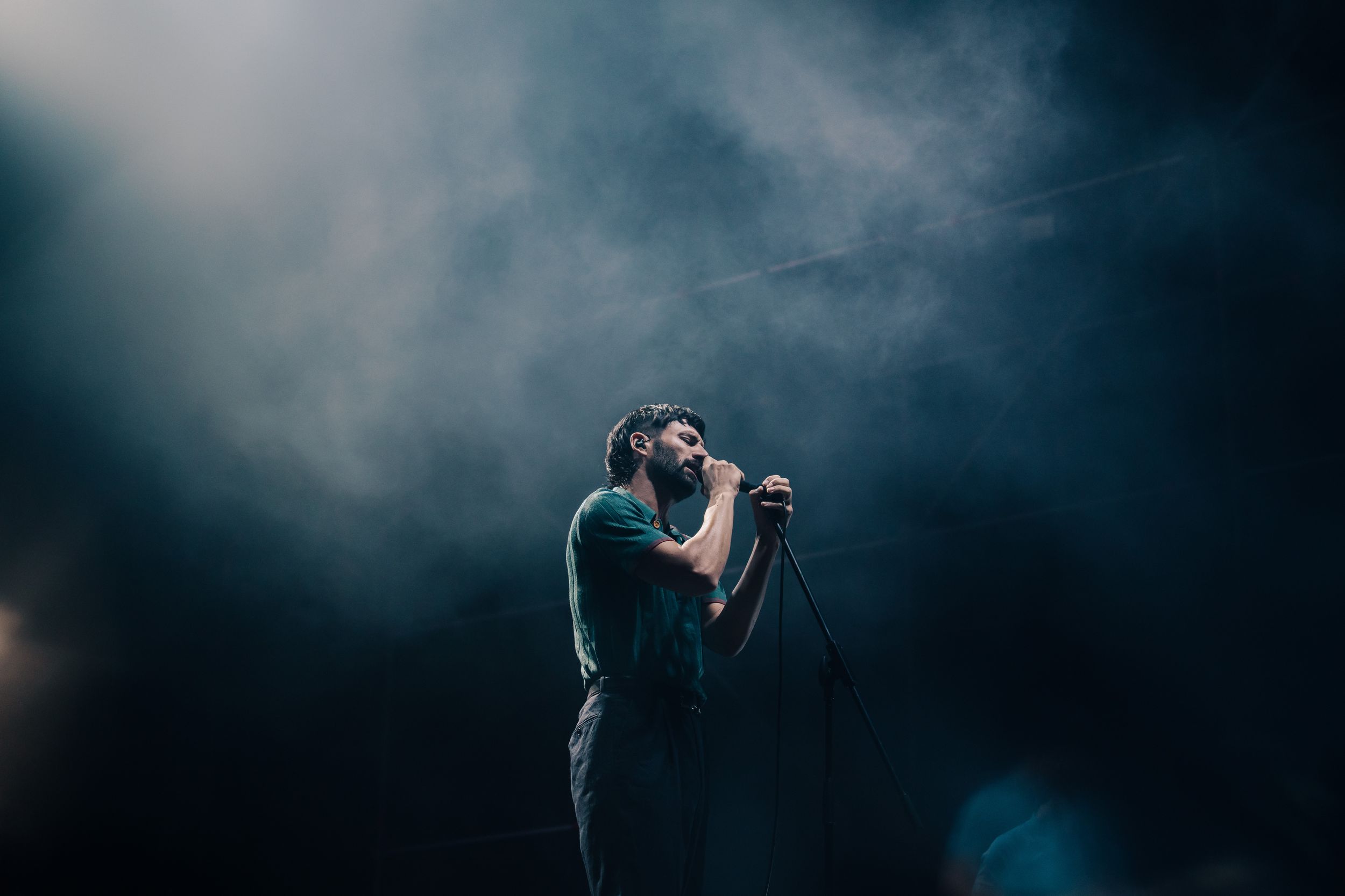 Aimone Romizi dei Fast Animals and Slow Kids che canta a Genova all'Arena del Mare durante un suo concerto