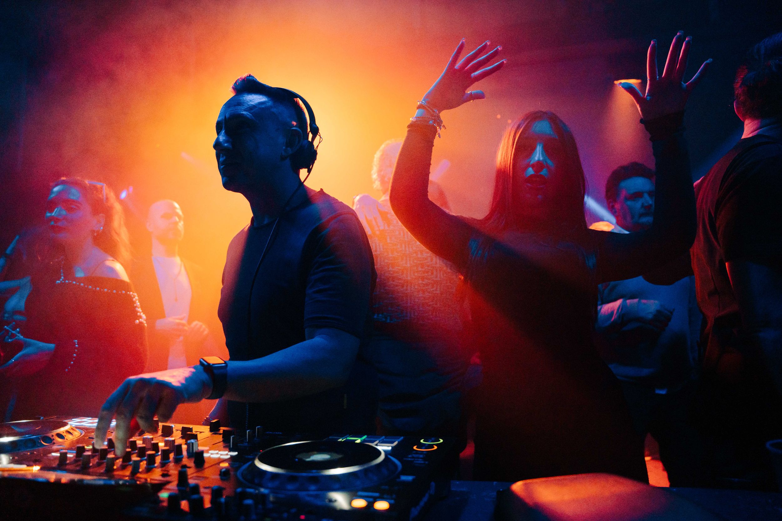Performance di un DJ dentro ad un locale a Carrara in Toscana con luci soffuse ed eleganti