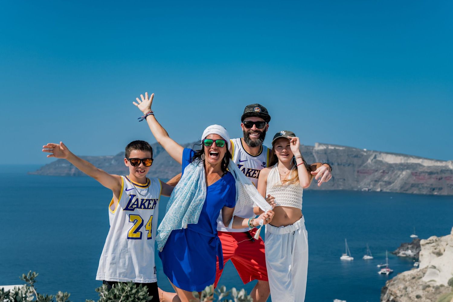 family-travel-santorini-photoshoot