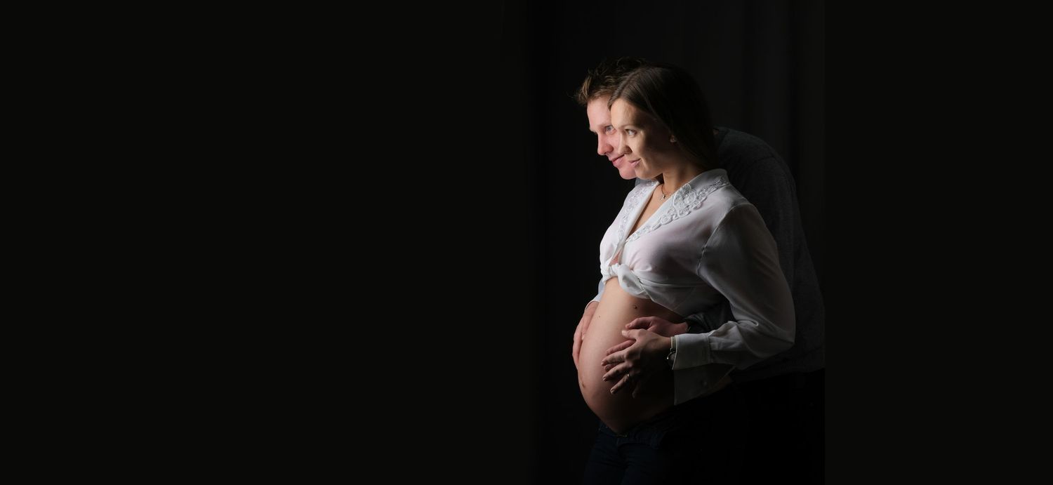 Naravno nosečniško fotografiranje v Posavju – sproščen studijski portret nosečnice v Foto Colarič.