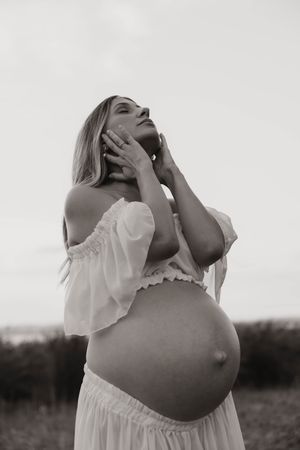 central coast maternity photographer capturing pregnancy