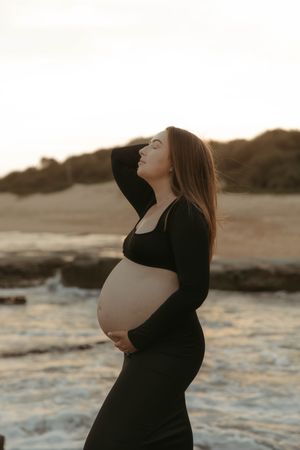 central coast maternity photographer capturing pregnancy