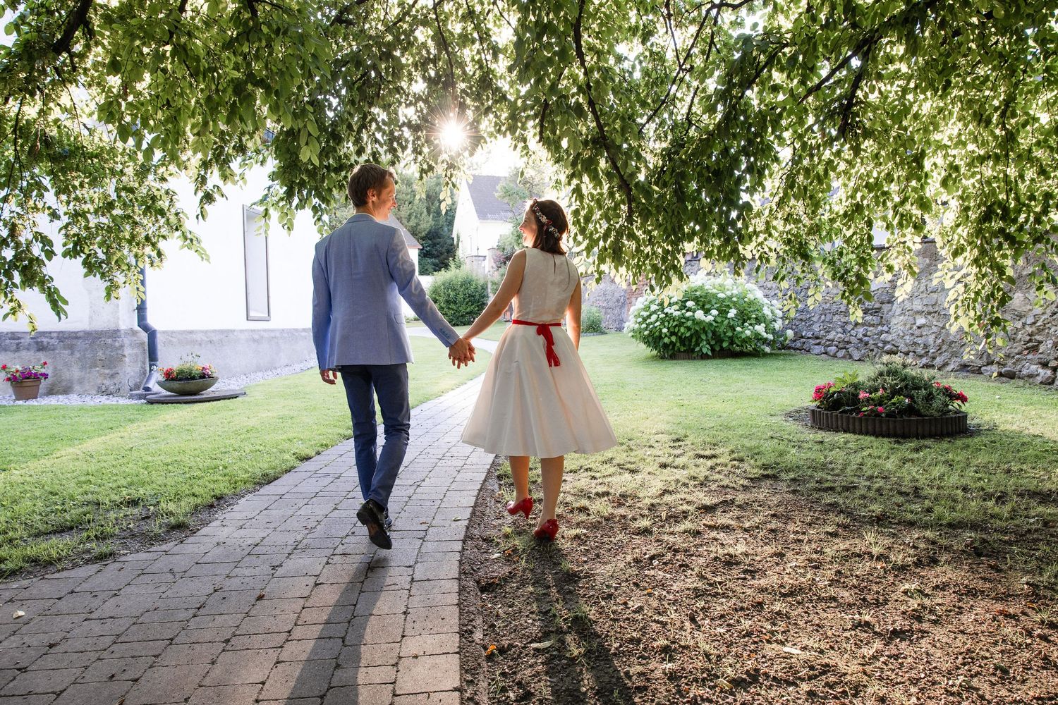 Verliebtes Hochzeitspaar in abendlicher Stimmung