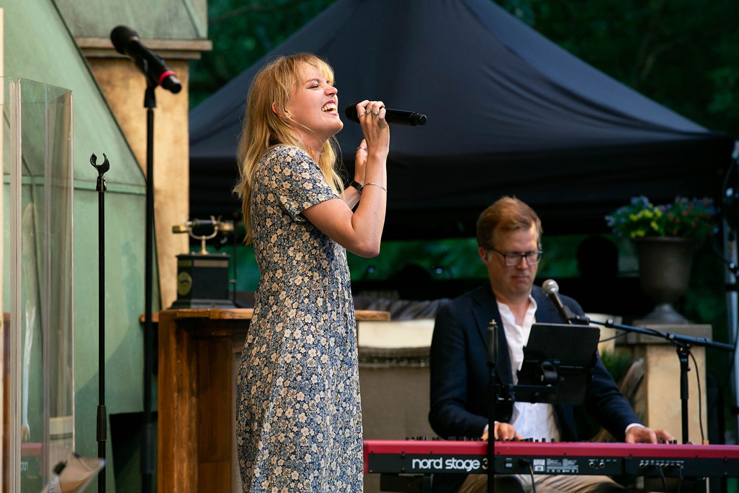 Musikalkväll på Vallarnas Friluftsteater i Falkenberg med Peter Johansson och Emmi Christensson. Fotograf Rebecca Nordin.