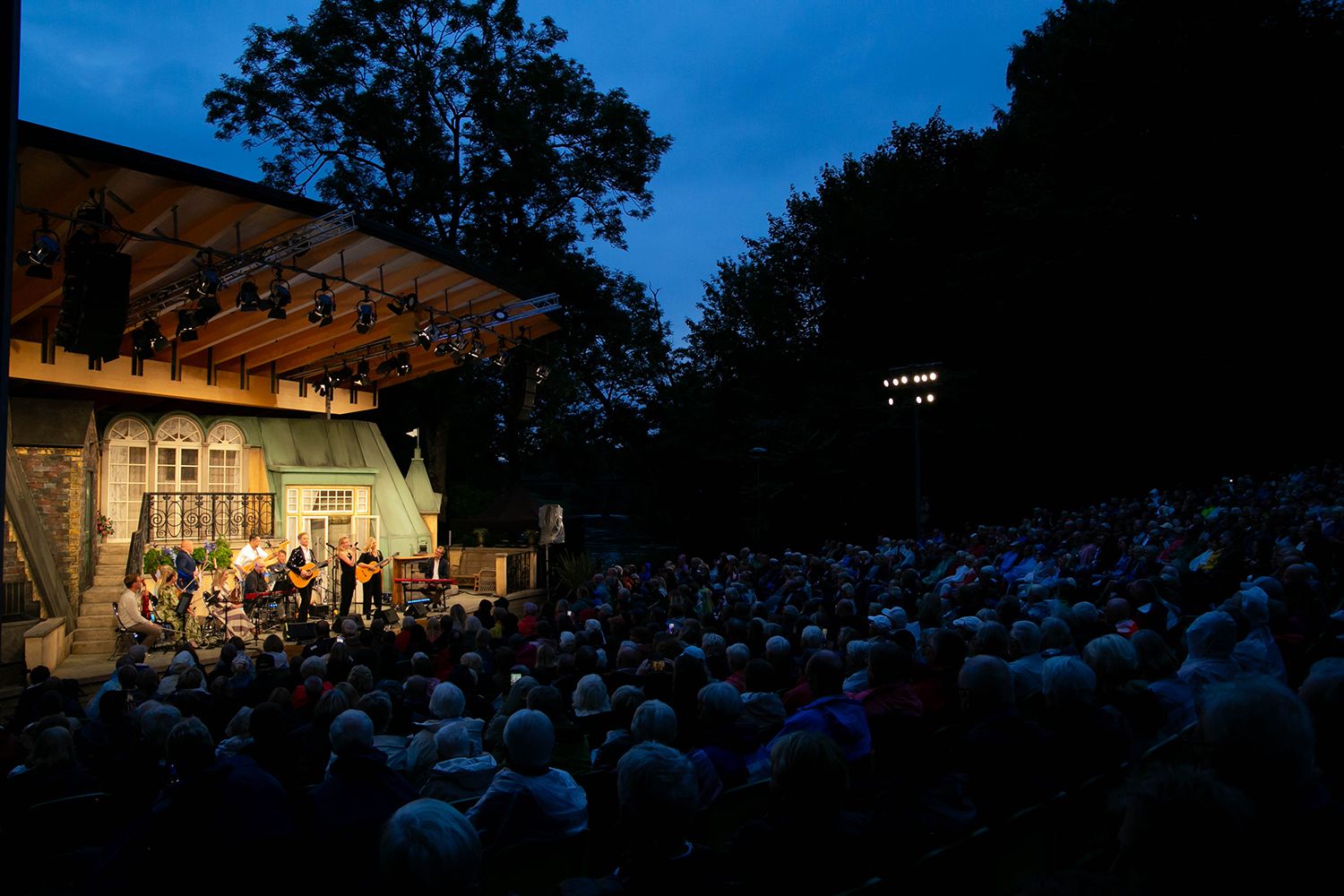 Musikalkväll på Vallarnas Friluftsteater i Falkenberg med Peter Johansson och Emmi Christensson. Fotograf Rebecca Nordin.