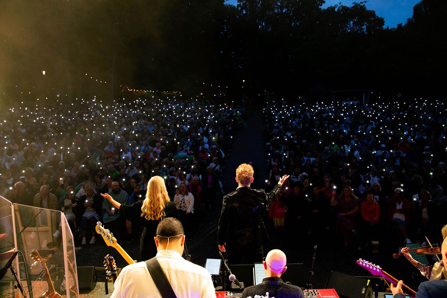 Musikalkväll på Vallarnas Friluftsteater i Falkenberg med Peter Johansson och Emmi Christensson. Fotograf Rebecca Nordin. Från scenen.