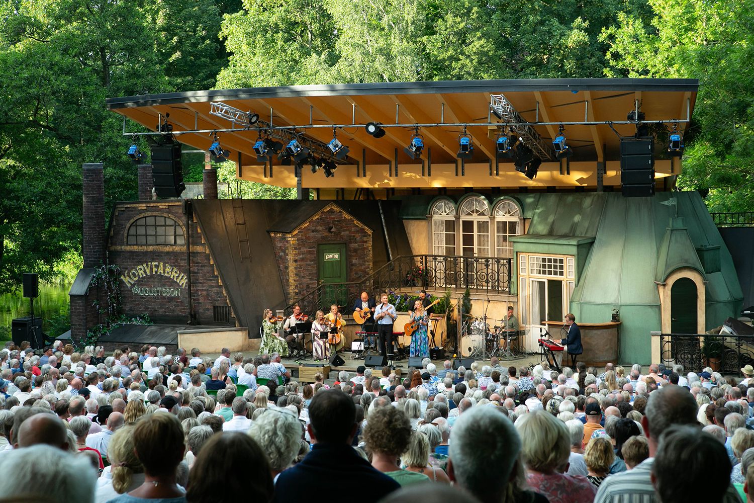 Musikalkväll på Vallarnas Friluftsteater i Falkenberg med Peter Johansson och Emmi Christensson. Fotograf Rebecca Nordin. Scenen. Musikalkvä