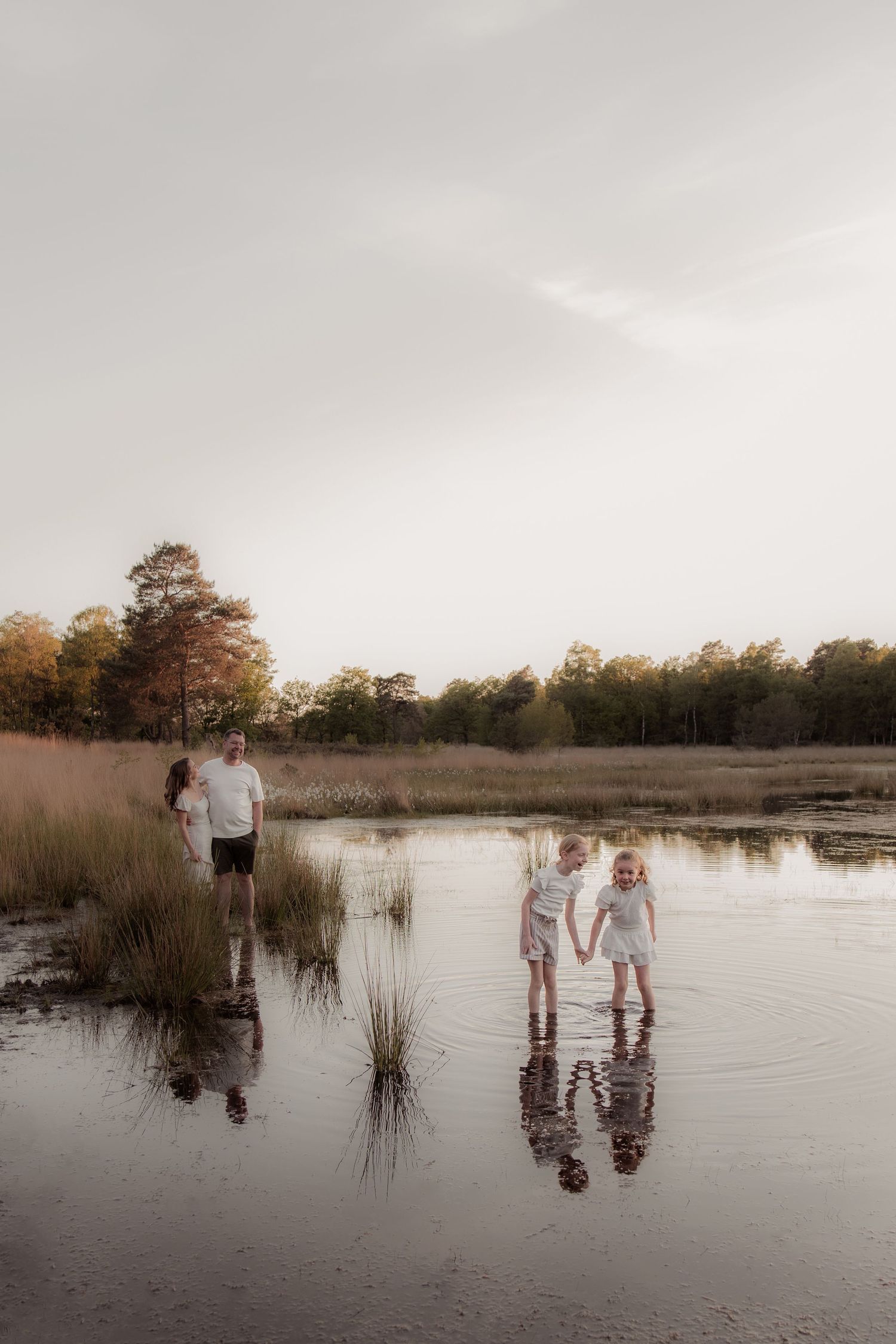 Buitenfoto van ouders met kinderen tijdens lifestyle gezinsshoot in Helmond.