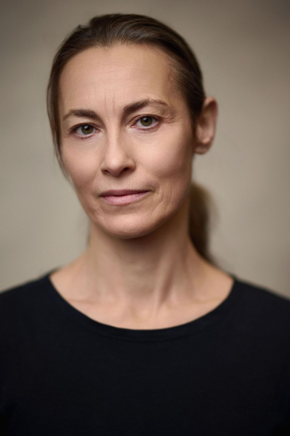 Natural, authentic actors headshot of actor Clare Barrett