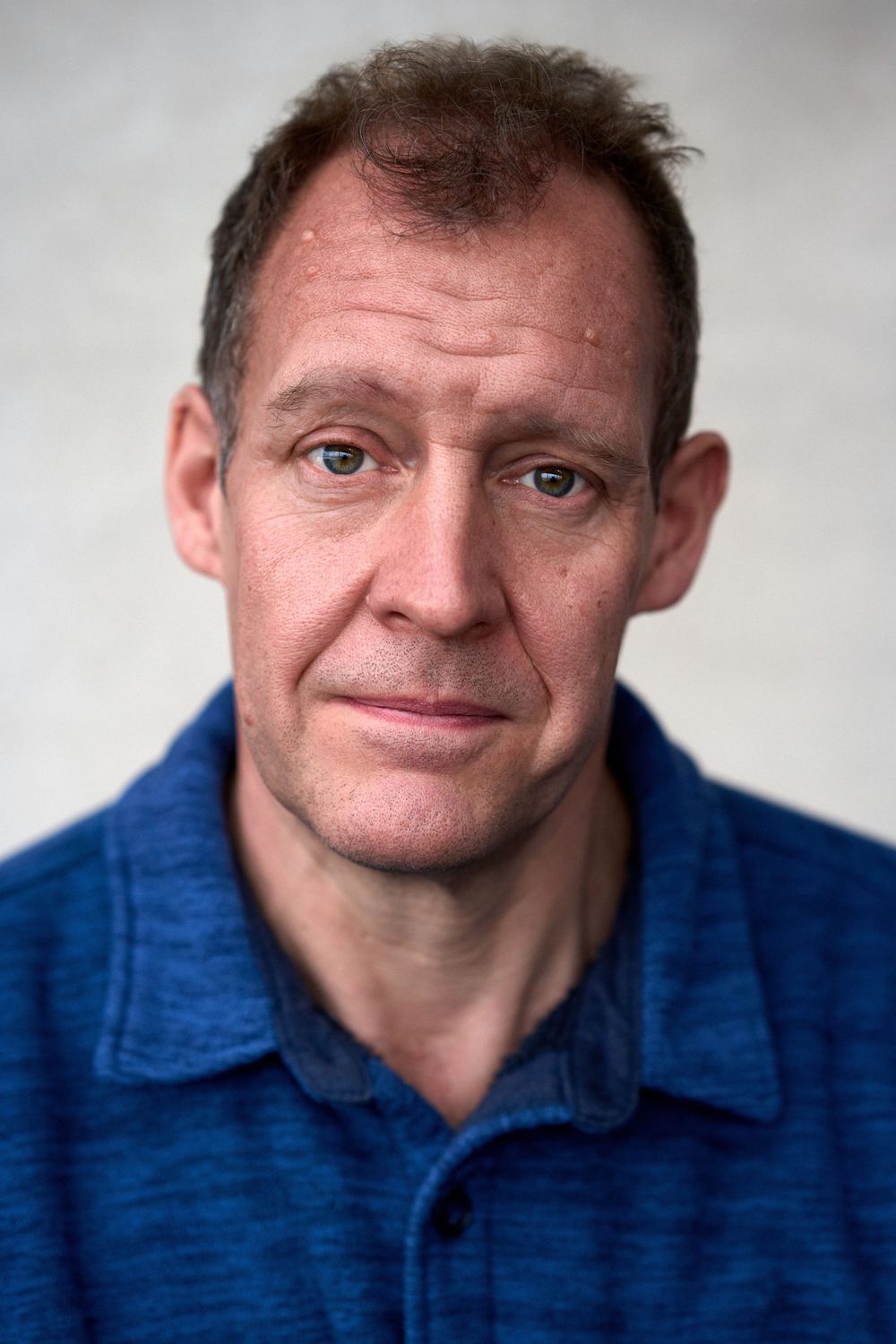 Natural, authentic actors headshot of actor, writer and comedian Justin Edwards