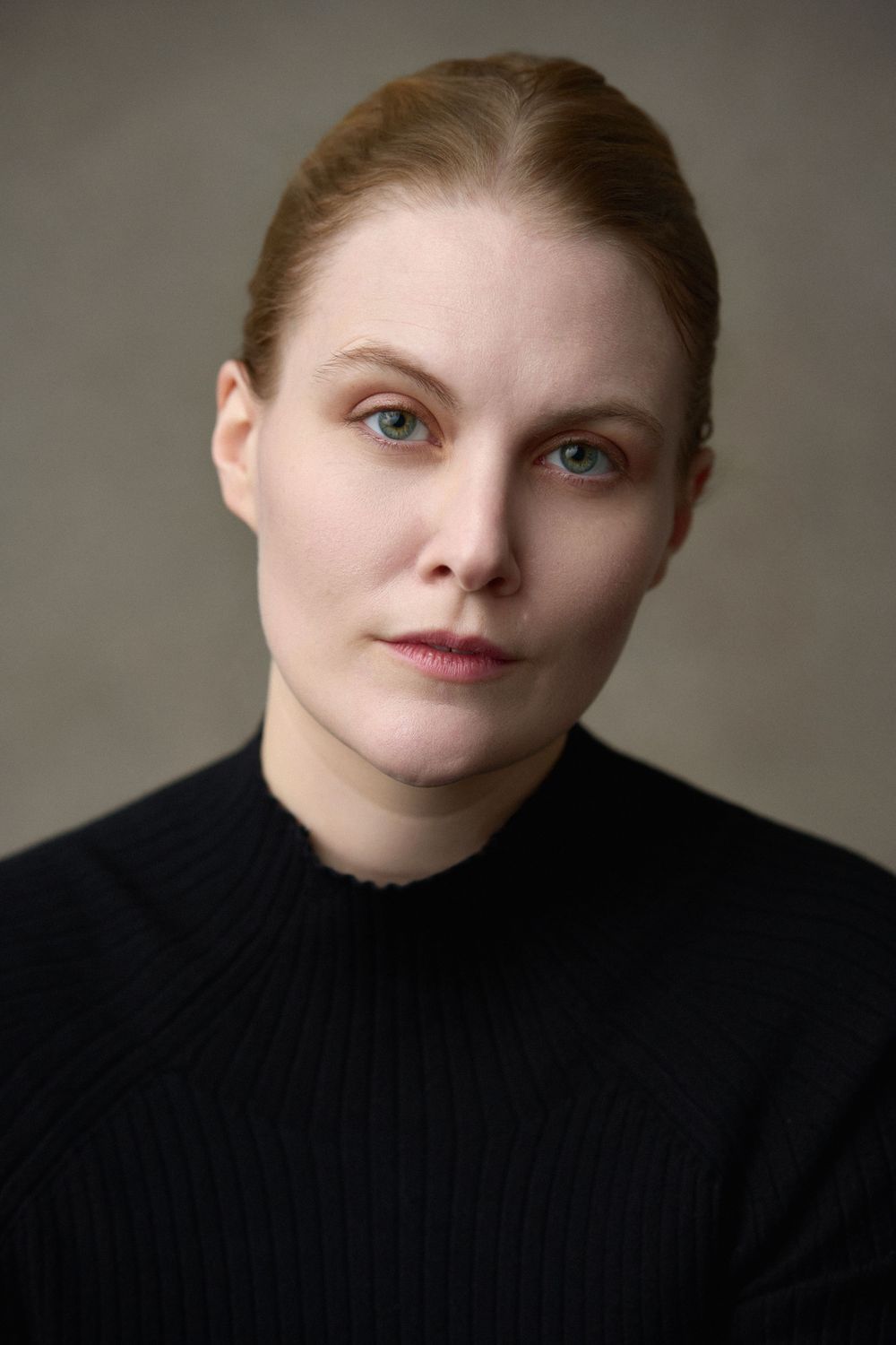 Headshot of actor Sarah Linnell
